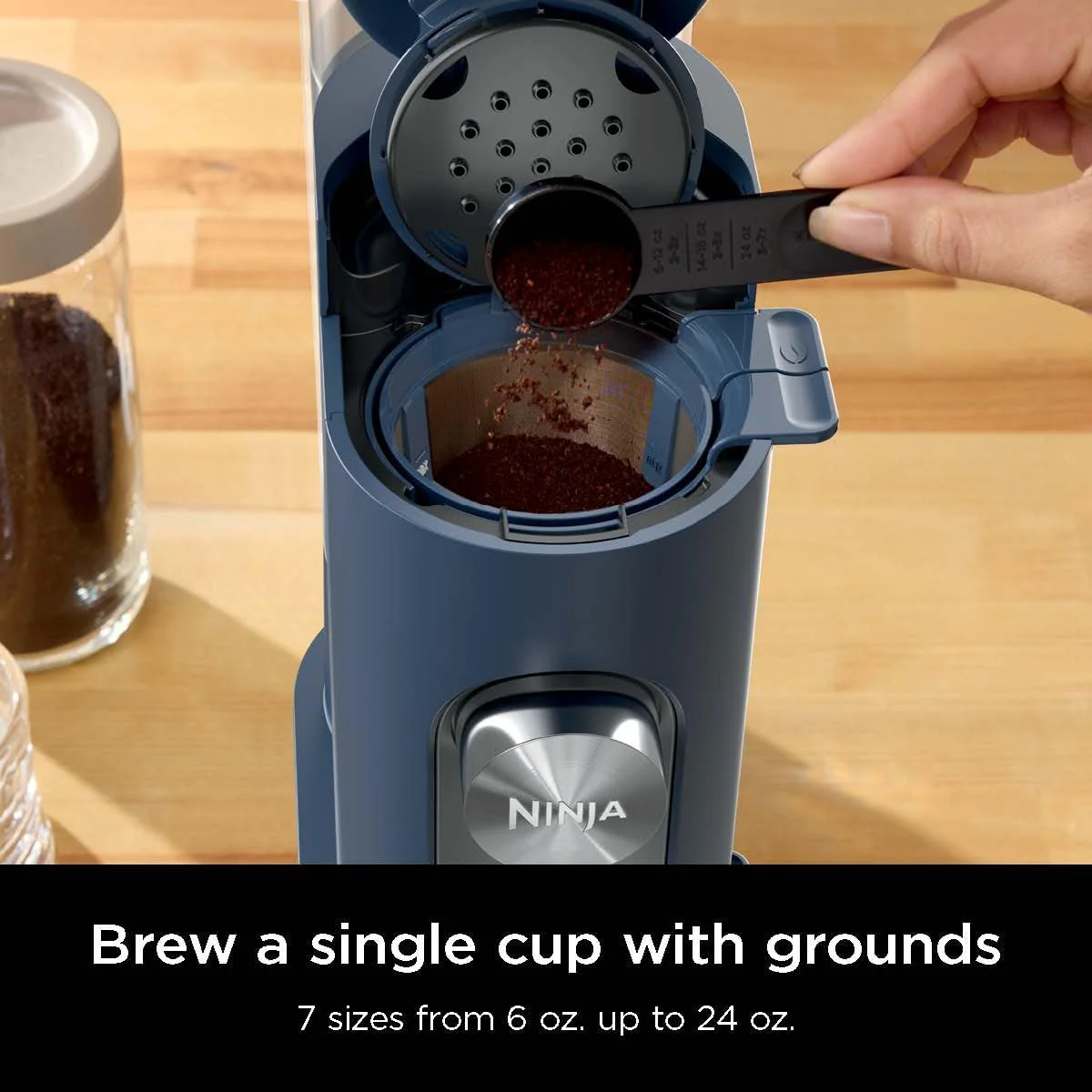 Ninja 2025 Kapsel- und Kaffeepad-Kaffeemaschine für Einzelportionen. Kompatibel mit K-Cup®-Kapseln. Brüht gemahlenen Kaffee oder Pads. Kompaktes Design. 1,6-Liter-Wassertank. Geeignet für Reisebecher von 177 ml bis 710 ml. Kaltbrühfunktion. Farbe: St