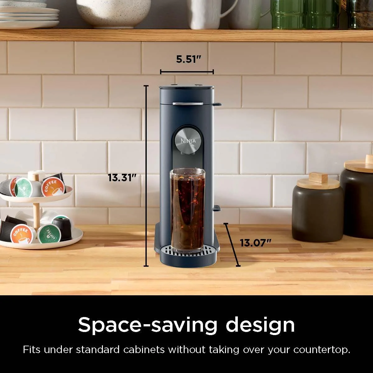 Ninja 2025 Kapsel- und Kaffeepad-Kaffeemaschine für Einzelportionen. Kompatibel mit K-Cup®-Kapseln. Brüht gemahlenen Kaffee oder Pads. Kompaktes Design. 1,6-Liter-Wassertank. Geeignet für Reisebecher von 177 ml bis 710 ml. Kaltbrühfunktion. Farbe: St