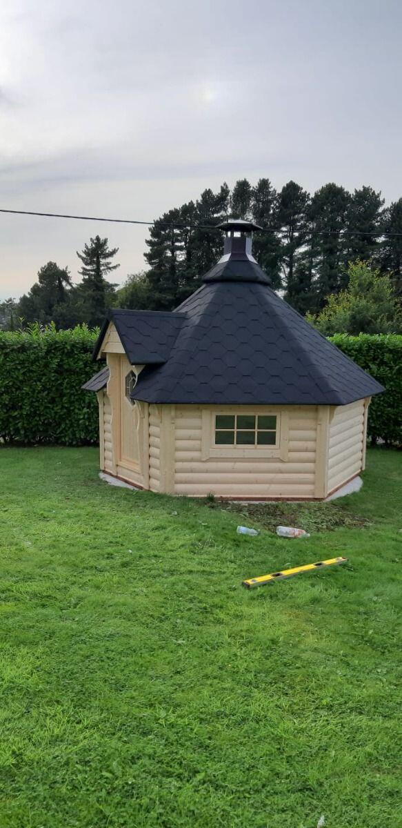 BBQ Grill Cabin 6.5m2 - BBQ room with benches and shingled roof included
