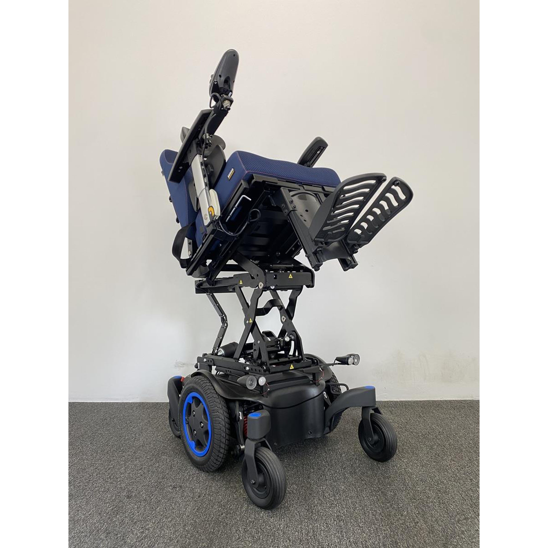 Quickie Q500 M with Powered Lift & Tilt (2022)