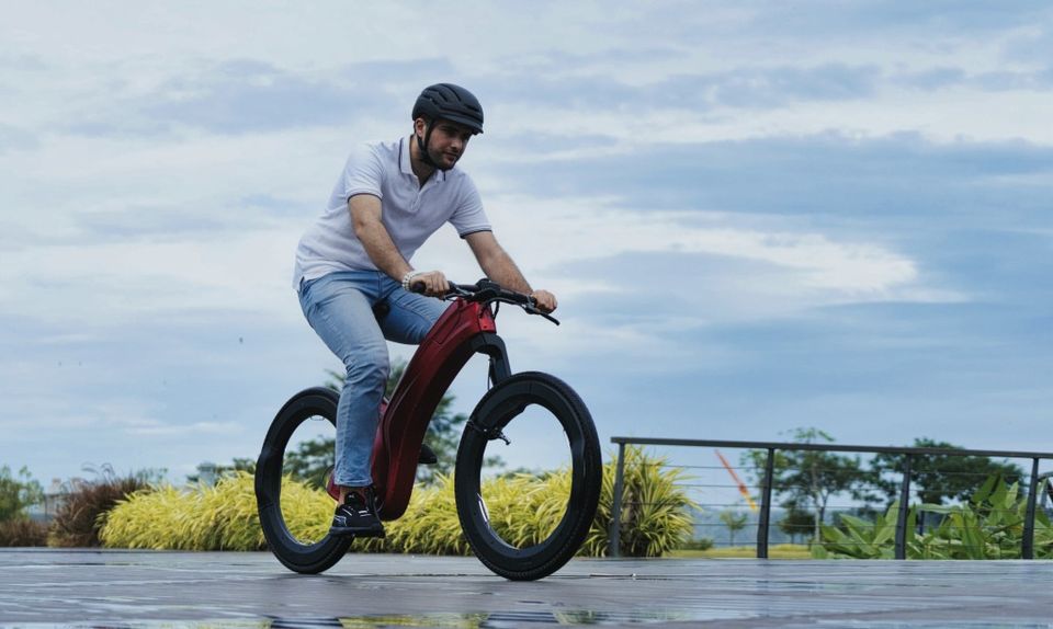 2023 Hubless E-Bike Reevo Ultimate Security, Smart Features, 37-Mile Range 2023