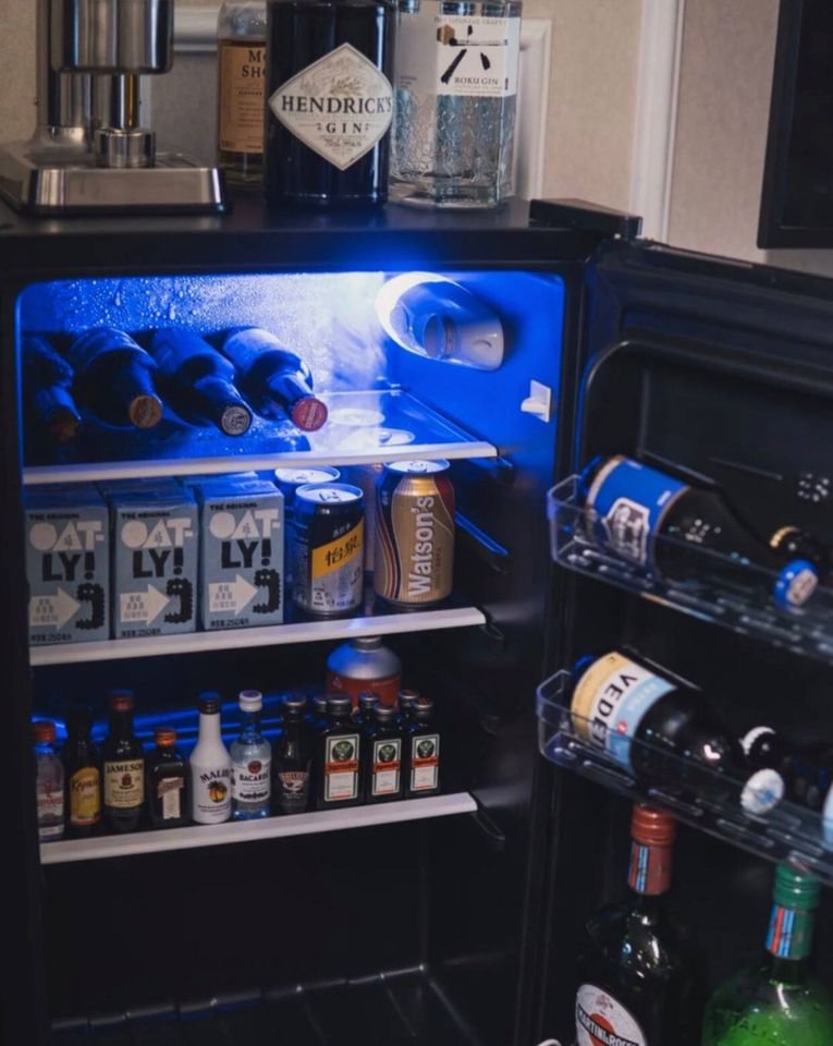 Marshall MF44BLKNAU 4.4 Cubic-Foot Bar Fridge with Freezer, Black