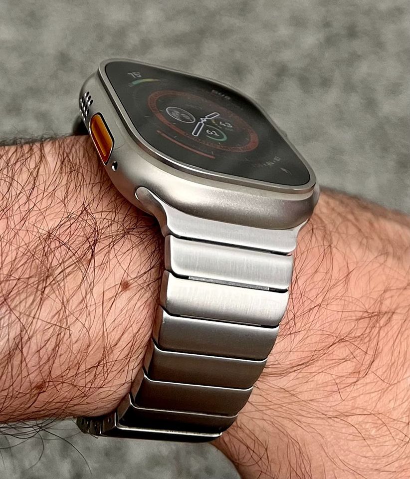 Apple Watch Ultra [GPS + Cellular 49mm] Smart Watch wRugged Titanium