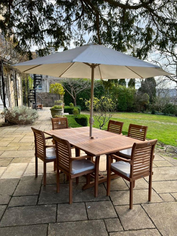Teak garden table - Extendable rectangular table - 6 stackable chairs including cushions and parasol!