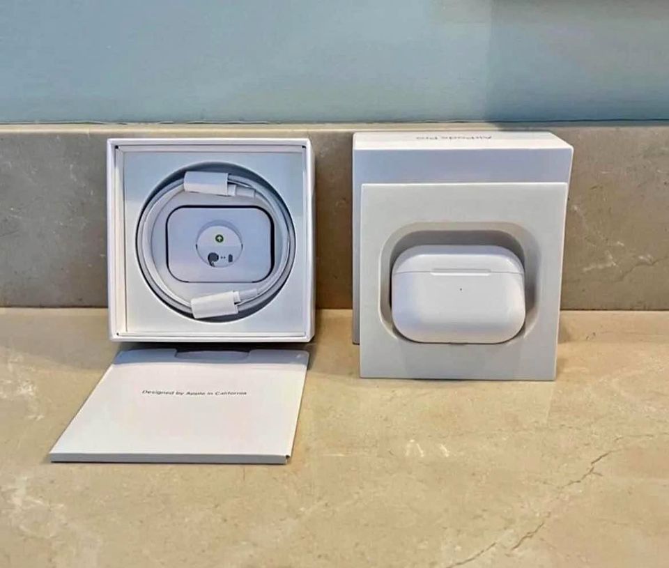 AirPods Pro (2nd Generation) - with MagSafe Charging Case (USB-C)