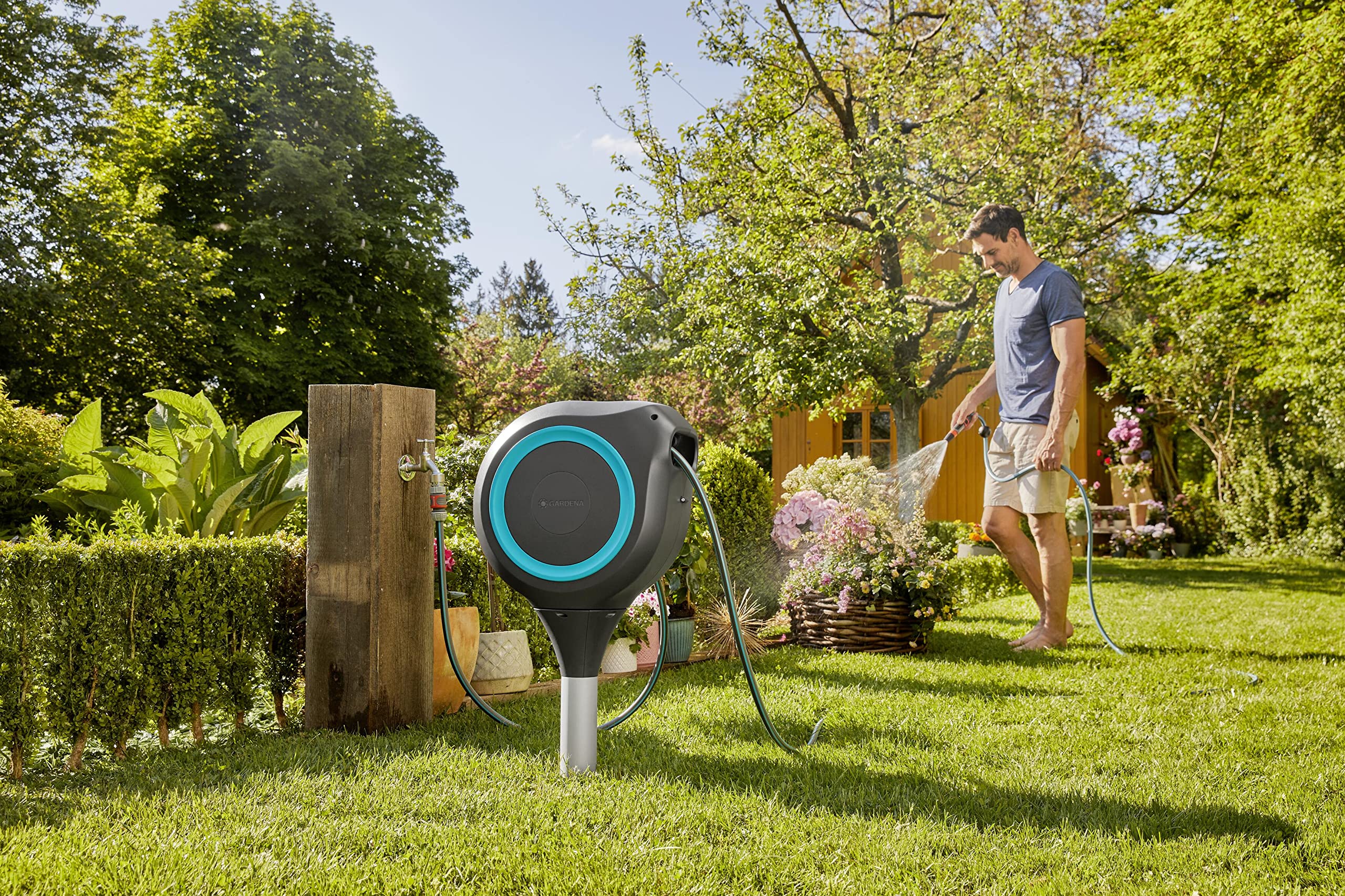 Gardena RollUp M Gartenschlauchaufroller (Türkis), 20 m: Drehbarer Behälter mit integrierter Schlauchführung. Hochwertiger 20-m-Schlauch. Erdspieß und Montageanleitung (18614-20)