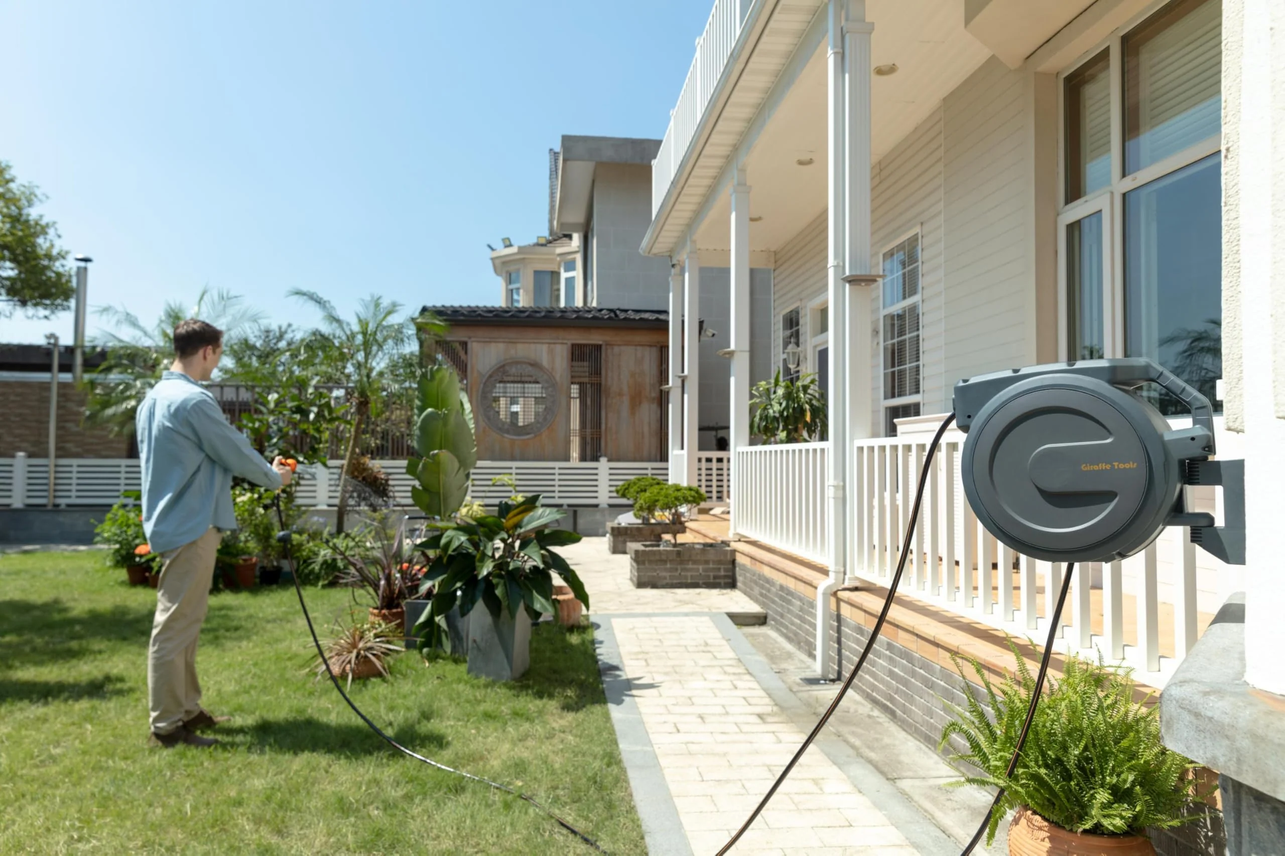 Giraffe Tools Automatische Wand-Schlauchtrommelbox 2025, 35 m + 2 m. 180° drehbare Schlauchtrommel mit 7 verstellbaren Düsen und Anschlussschlauch.