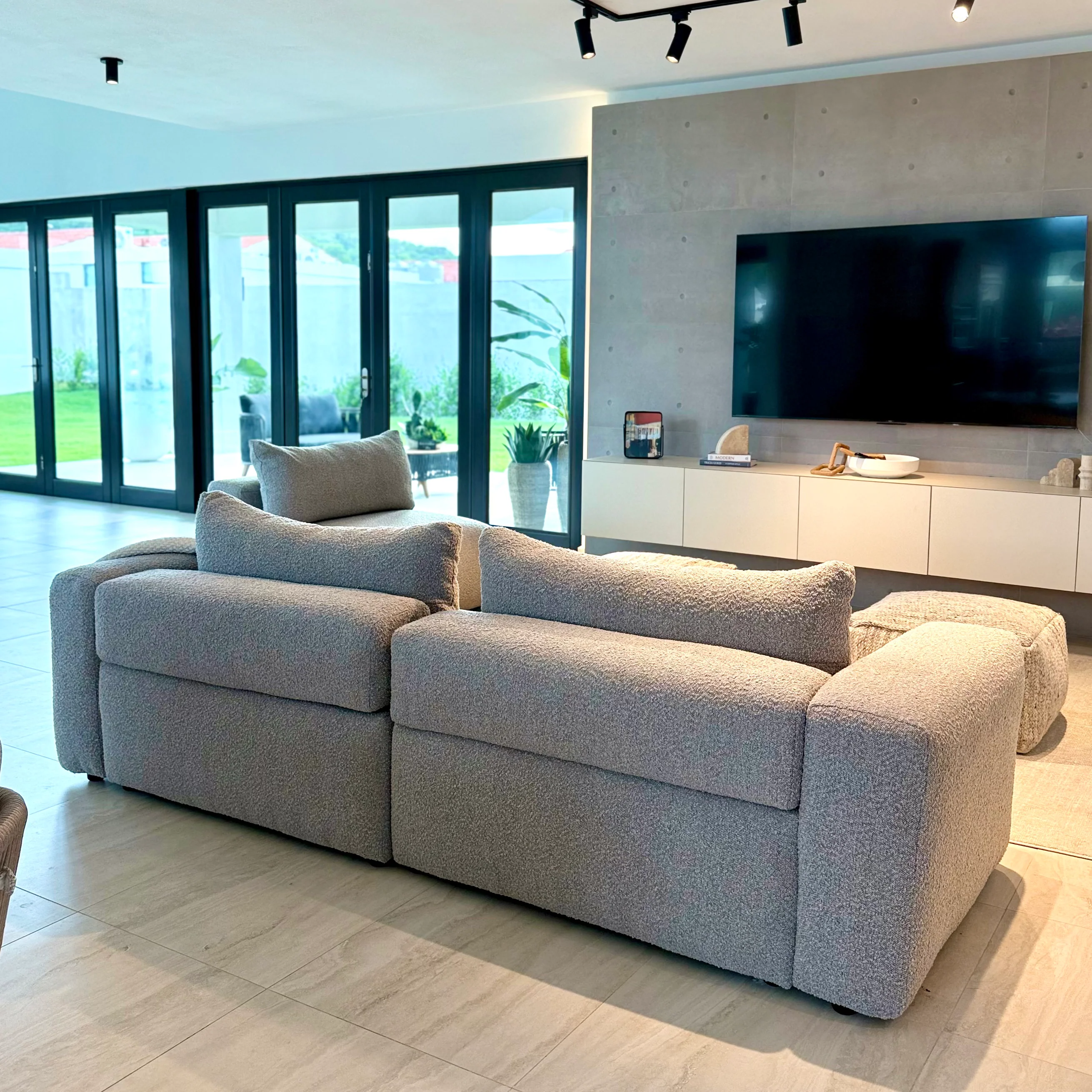 Dreiteiliges graues Ultra-Komfort-Sofa