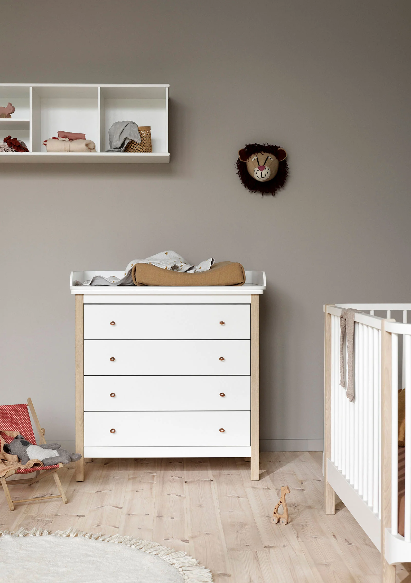 Kommode „Wood“ mit Wickeltisch und 4 Schubladen, Modell 2025. Farbe: Weiß/Eiche.