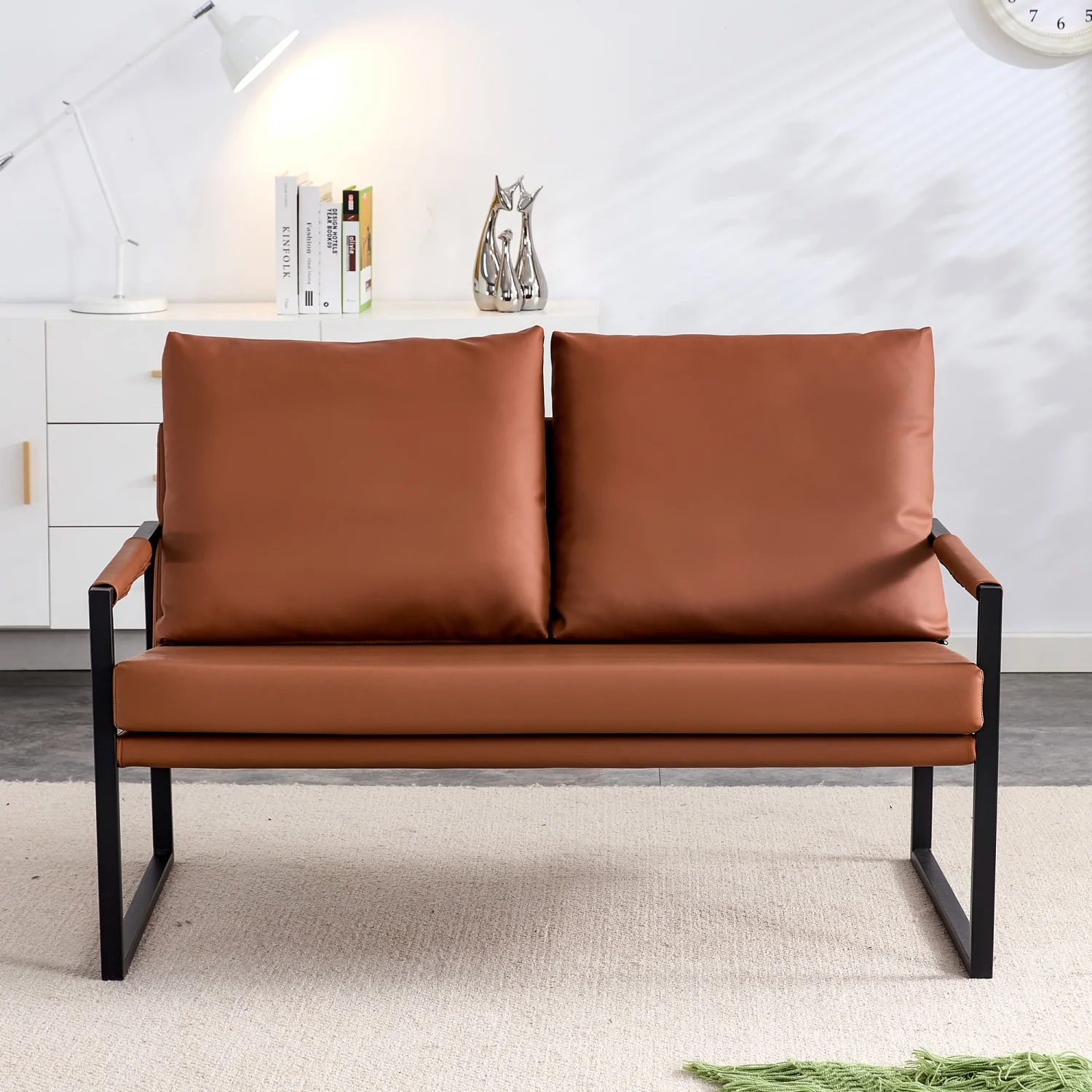 Modernes Zweisitzer-Sofa mit 2 Kissen – Kunstleder. Polsterung aus hochdichtem Schaumstoff. Schwarz lackiertes Metallgestell. Farbe: Braun.