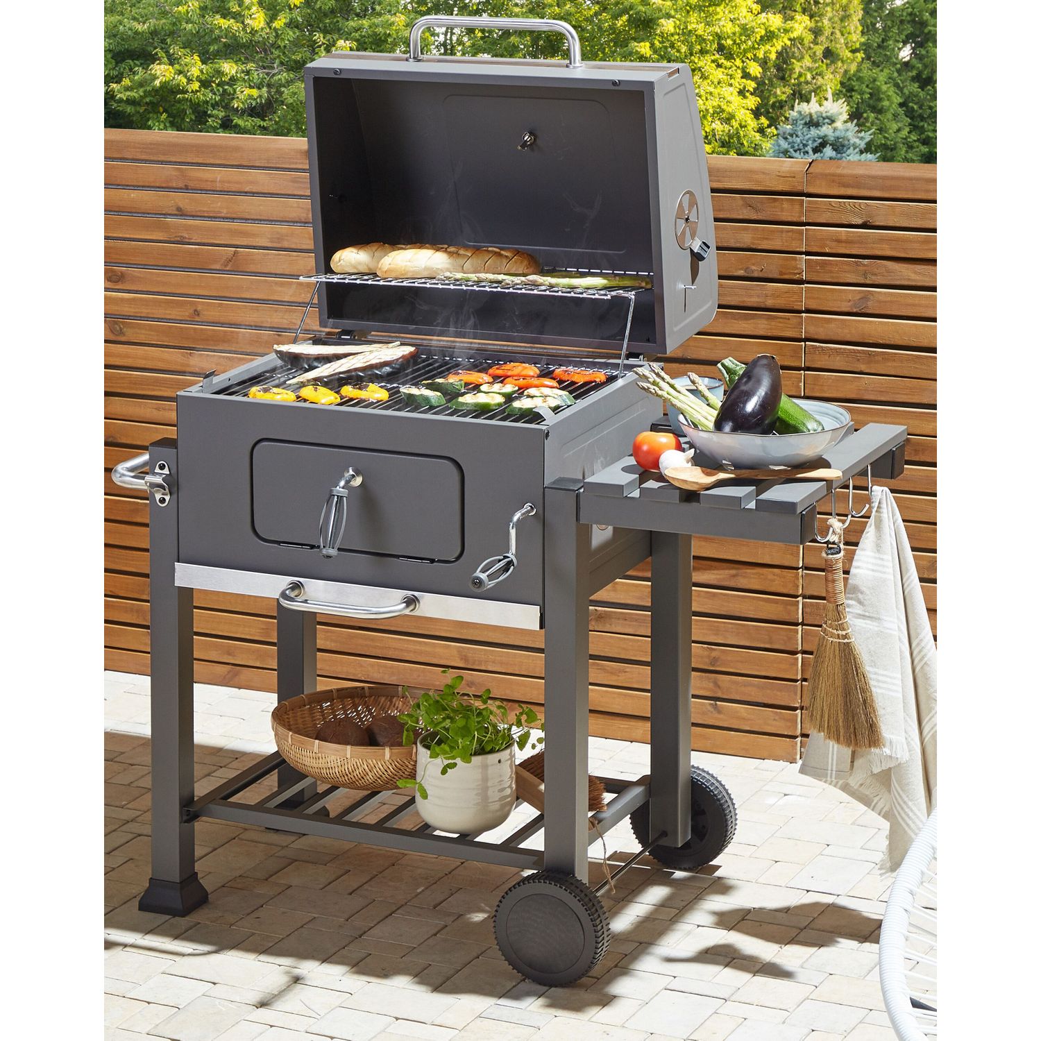 Holzkohlegrill, Stahlgrau, mit Deckel, Grillrost, Rädern, 2 Ablagen, Thermometer, herausnehmbarem Aschenbecher, Gartenpavillon – Grau