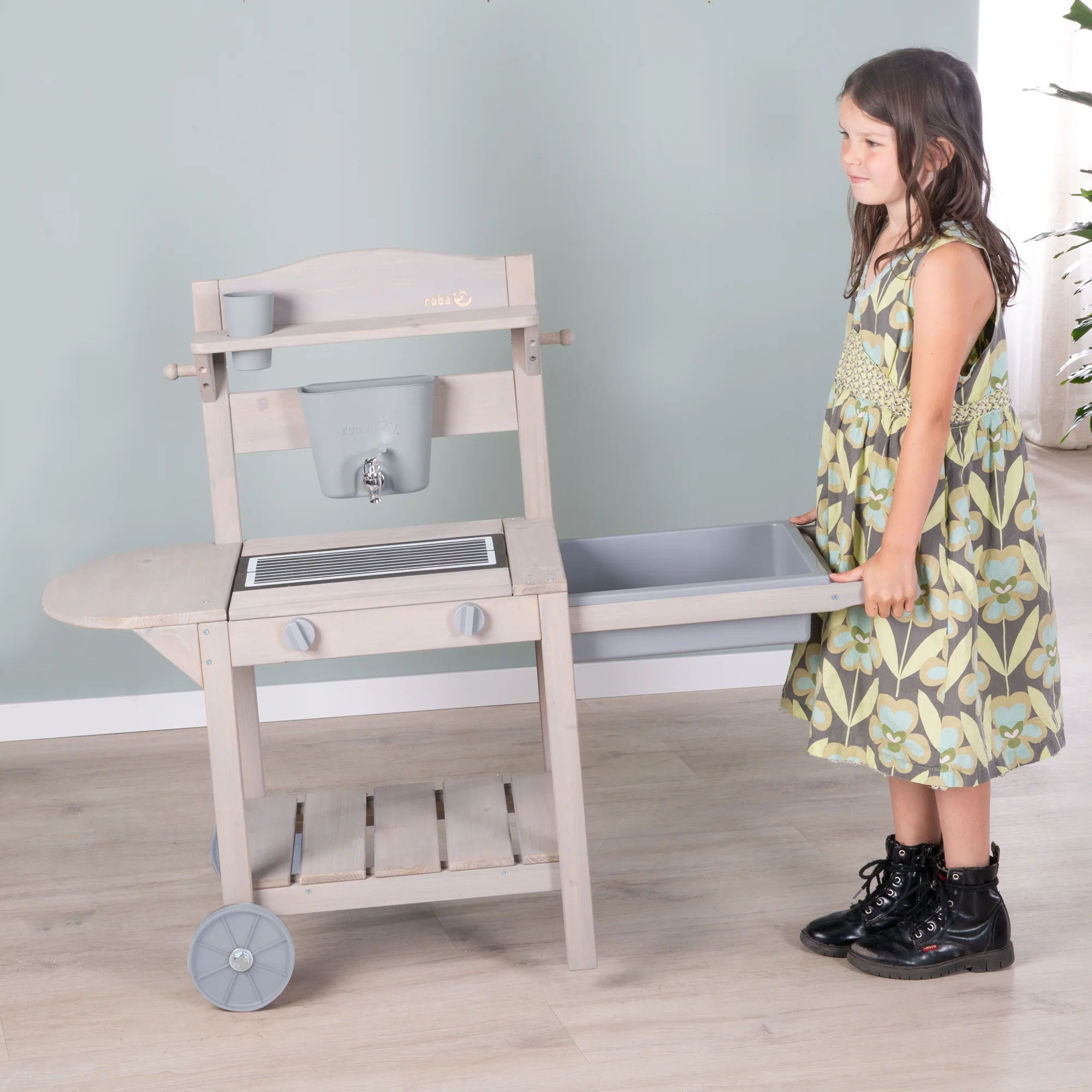 Mobile Spielküche und Matschset mit Grill für Kinder – FSC-zertifiziertes Holz – gravierte graue Oberfläche