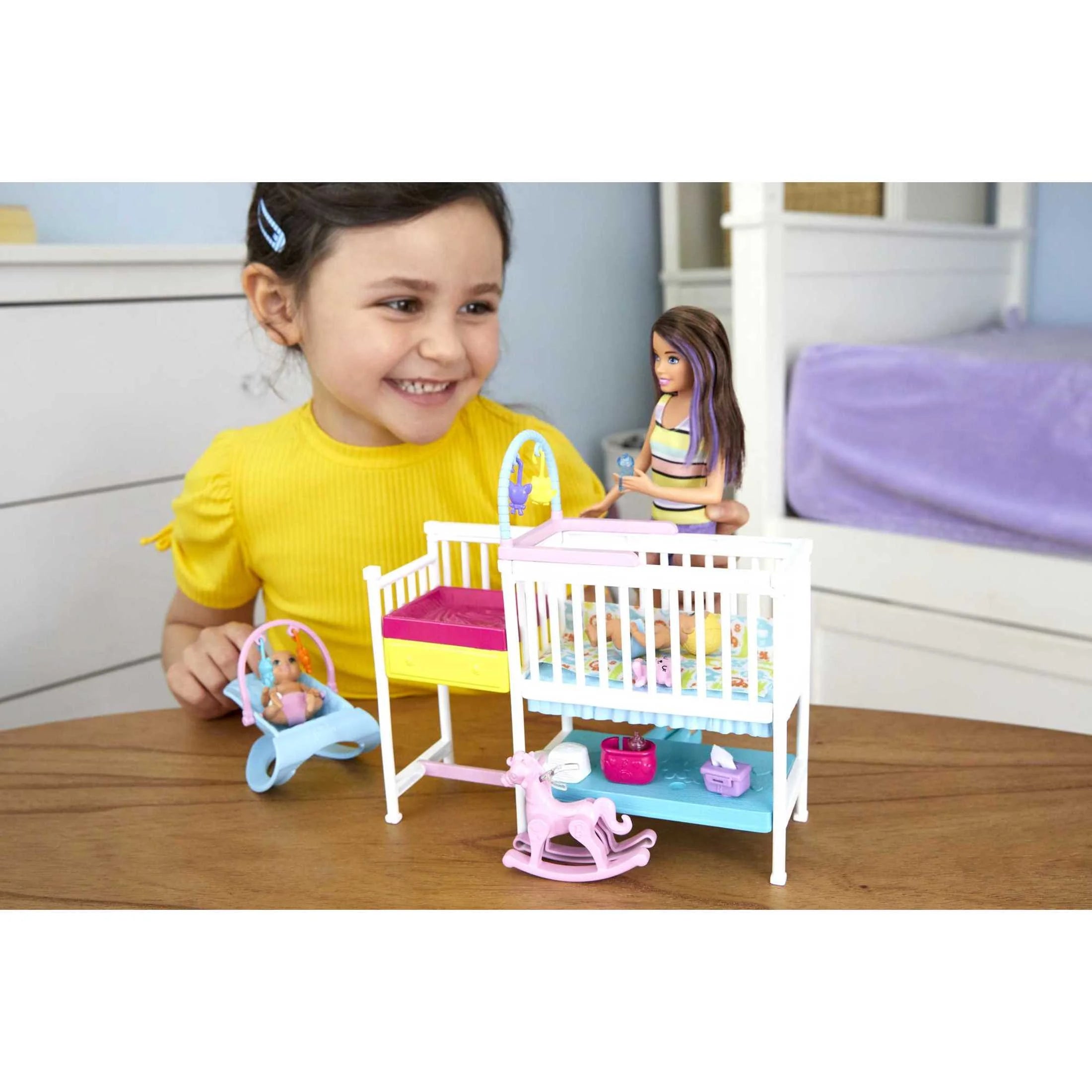 Barbie Skipper Babysitters Inc. Nap 'n Nurture Kinderbett-Set mit Brünette-Puppe, Babypuppe und Zubehör