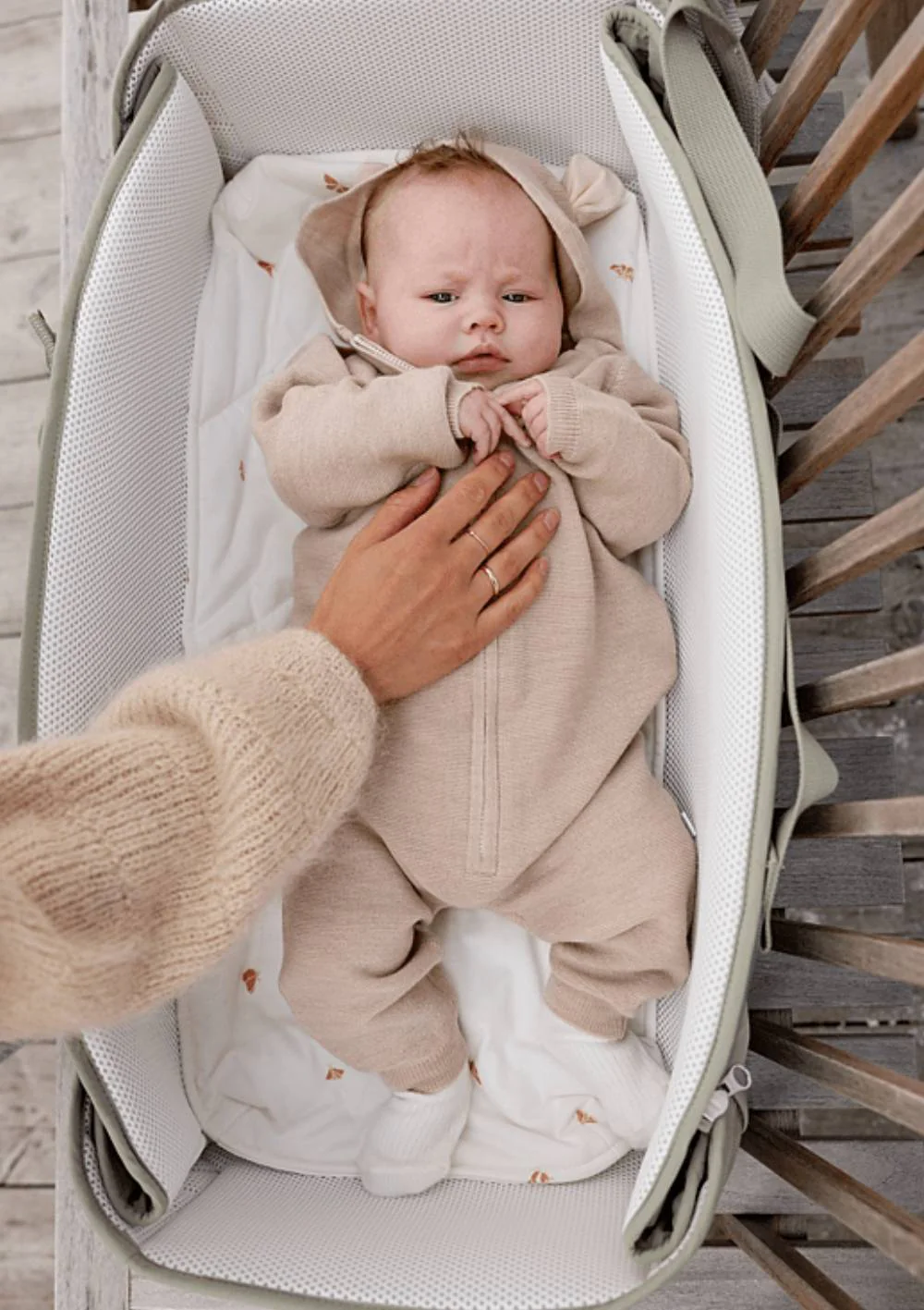 Babytrage „Carry Me“ (Modelljahr 2025), Farbe: Nebelgrün-Creme