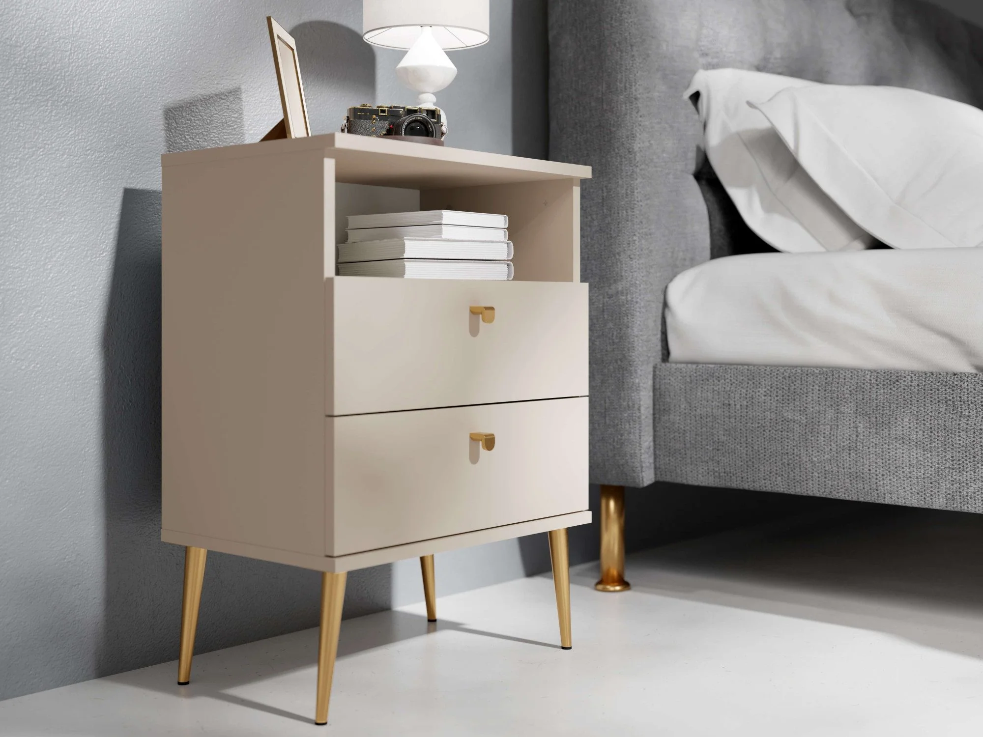 Nachttisch Elyria mit elegantem beigefarbenem Design, Metallgriffen, 50 cm