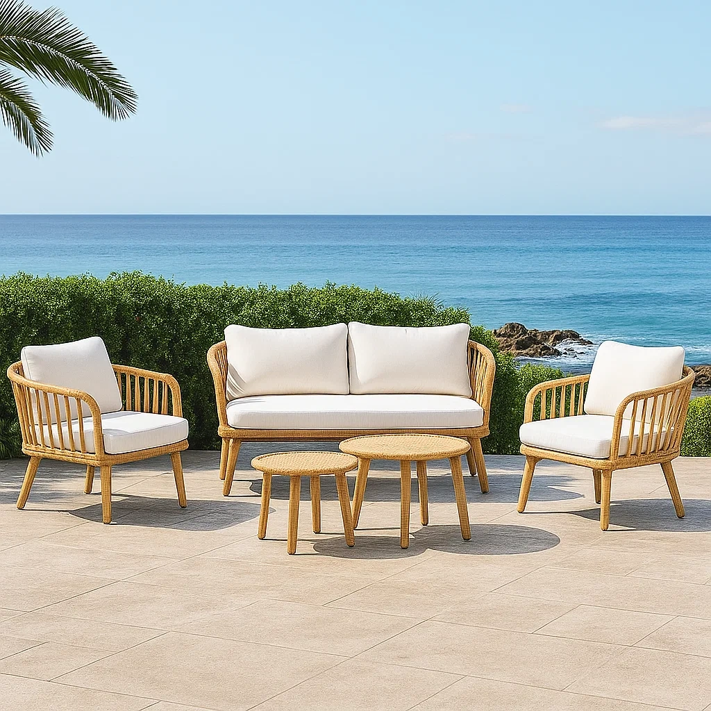 Ensemble de salon de jardin 4 places, en rotin synthétique naturel, canapé 140 x 75 x 75 cm, fauteuils 70 x 70 x 75 cm, table ronde 60 x 40 cm de diamètre, table d'appoint 30 x 35 cm de diamètre, coussins blancs, idéal pour une installation en extéri