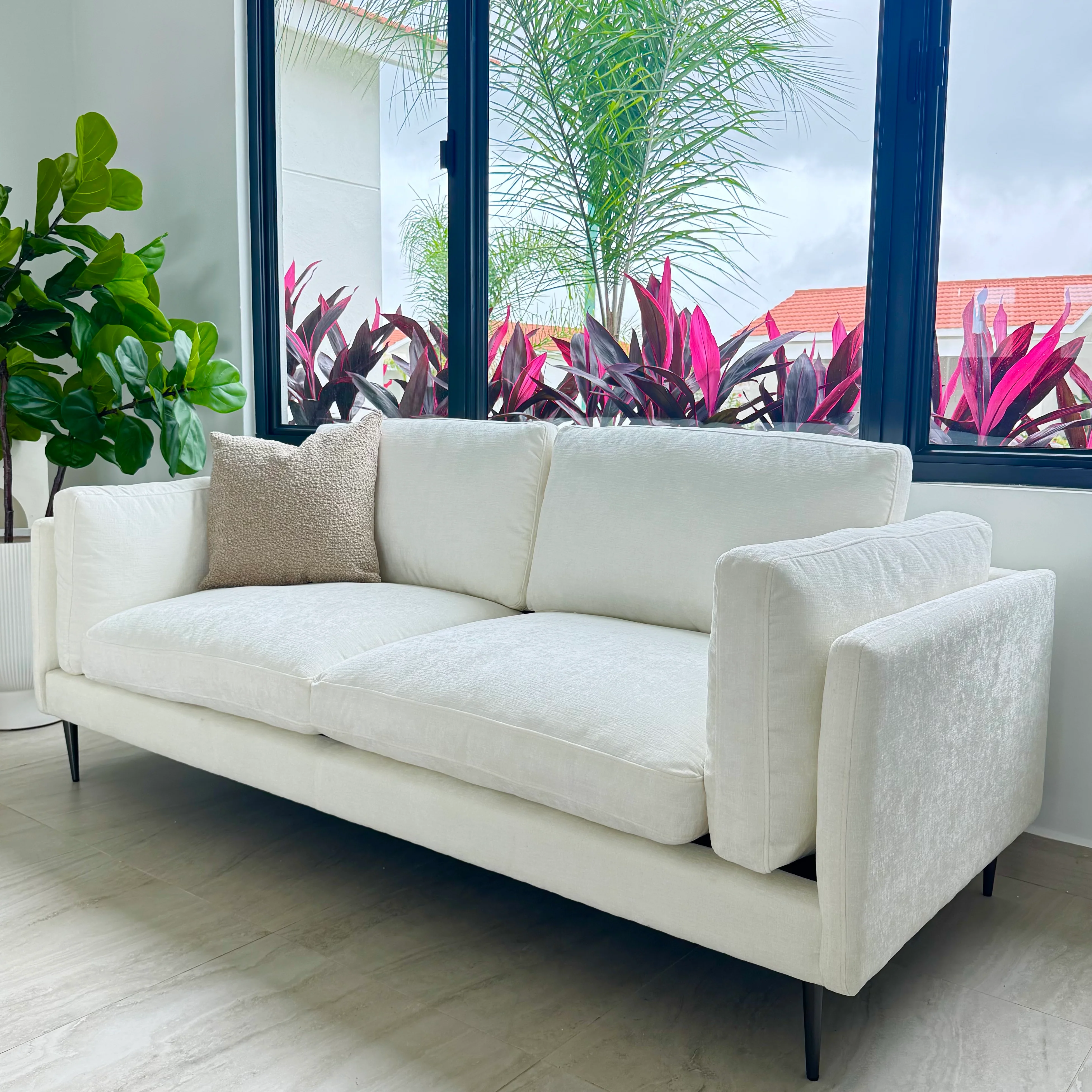 Sofa aus elfenbeinfarbenem Veloursstoff