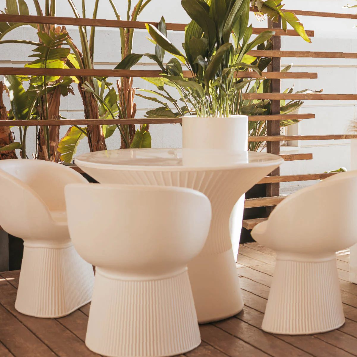 Packung bestehend aus 1 Capri 75 Tisch + 2 Mallorca Stühlen