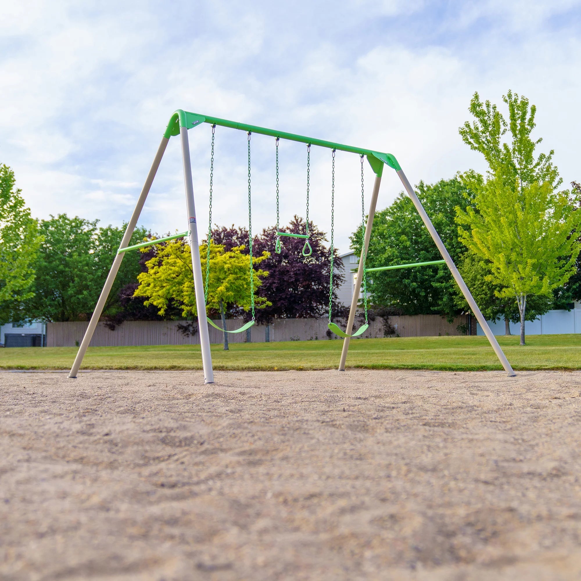 Lifetime Kinder-Metallschaukelset mit 2 Gurtschaukeln und Trapezstange – 9 Fuß (91206)