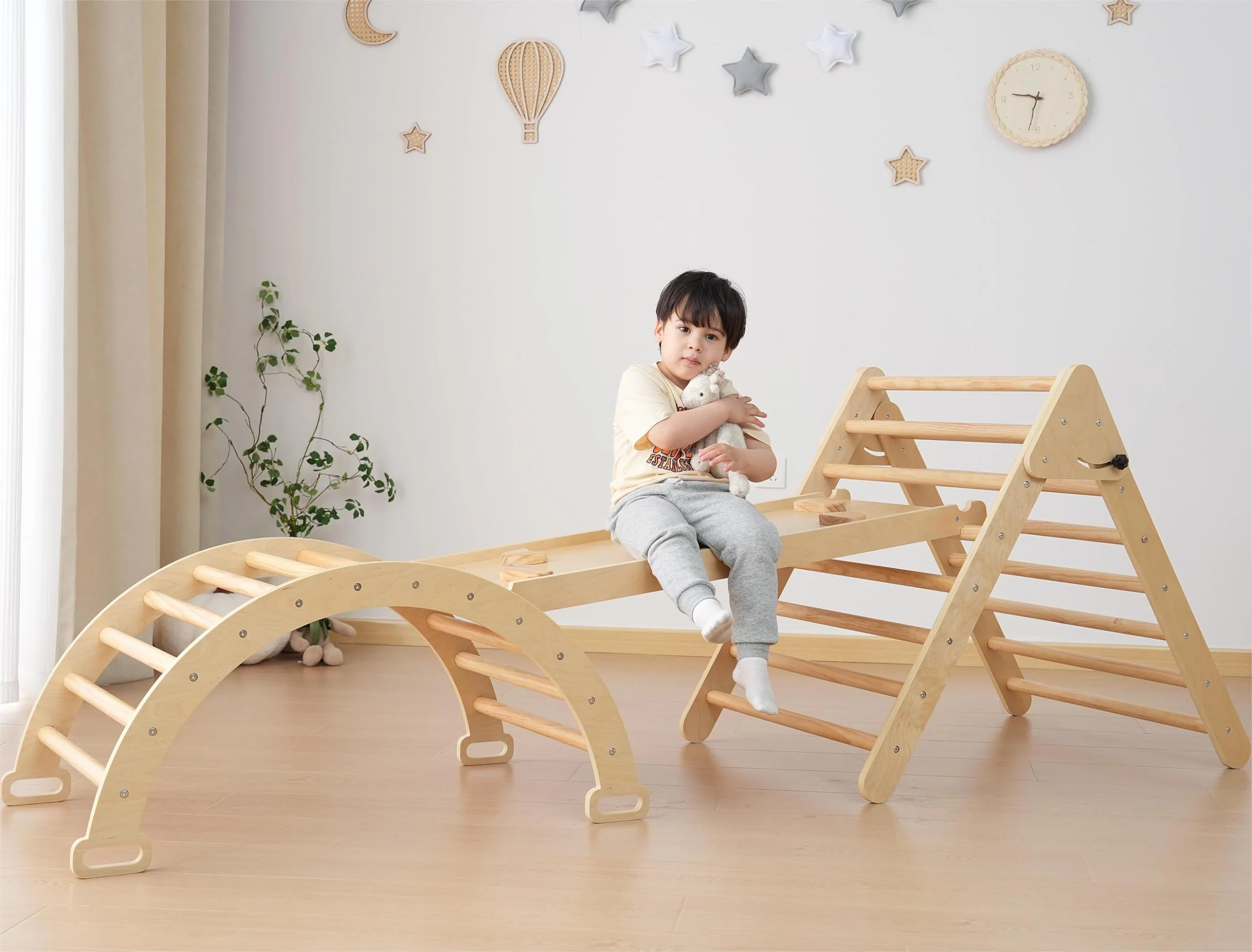 Zusammenklappbares Kletterspielzeug aus Holz für Kleinkinder. Indoor-Spielplatz
