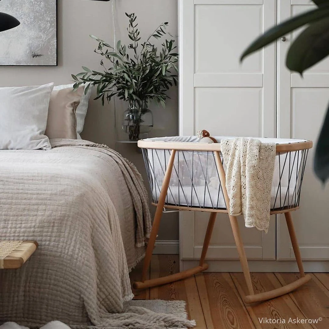 KUMI Babybett von Charlie Crane (Modell 2025) – Transparenter Kokon mit sanfter Schaukelbewegung | Maße: 81 x 56 x 72 cm | Inklusive Schaumstoffmatratze | Verstellbare Kordeln | Modernes und minimalistisches Design