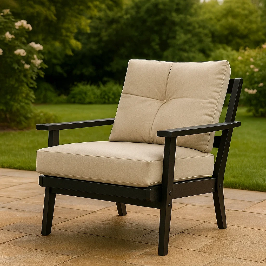 Chaise d'extérieur beige, structure en bois avec coussins, tissu imperméable, jardin, 80 x 76 x 90 cm
