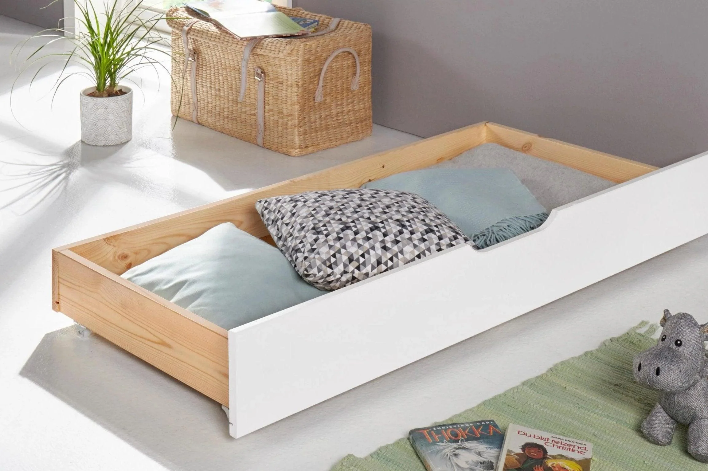 Auz Bettschublade aus weißem Kiefernholz, 130 cm lang =