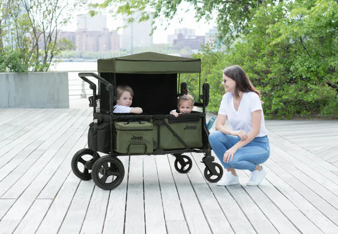 Jeep Wrangler Deluxe Kinderwagen – 2 Sitze mit 5-Punkt-Gurten. Isolierte Tasche. UV-Schutzverdeck. Großzügiger Stauraum. Pannensichere Geländeräder. Verstellbarer Schiebegriff.