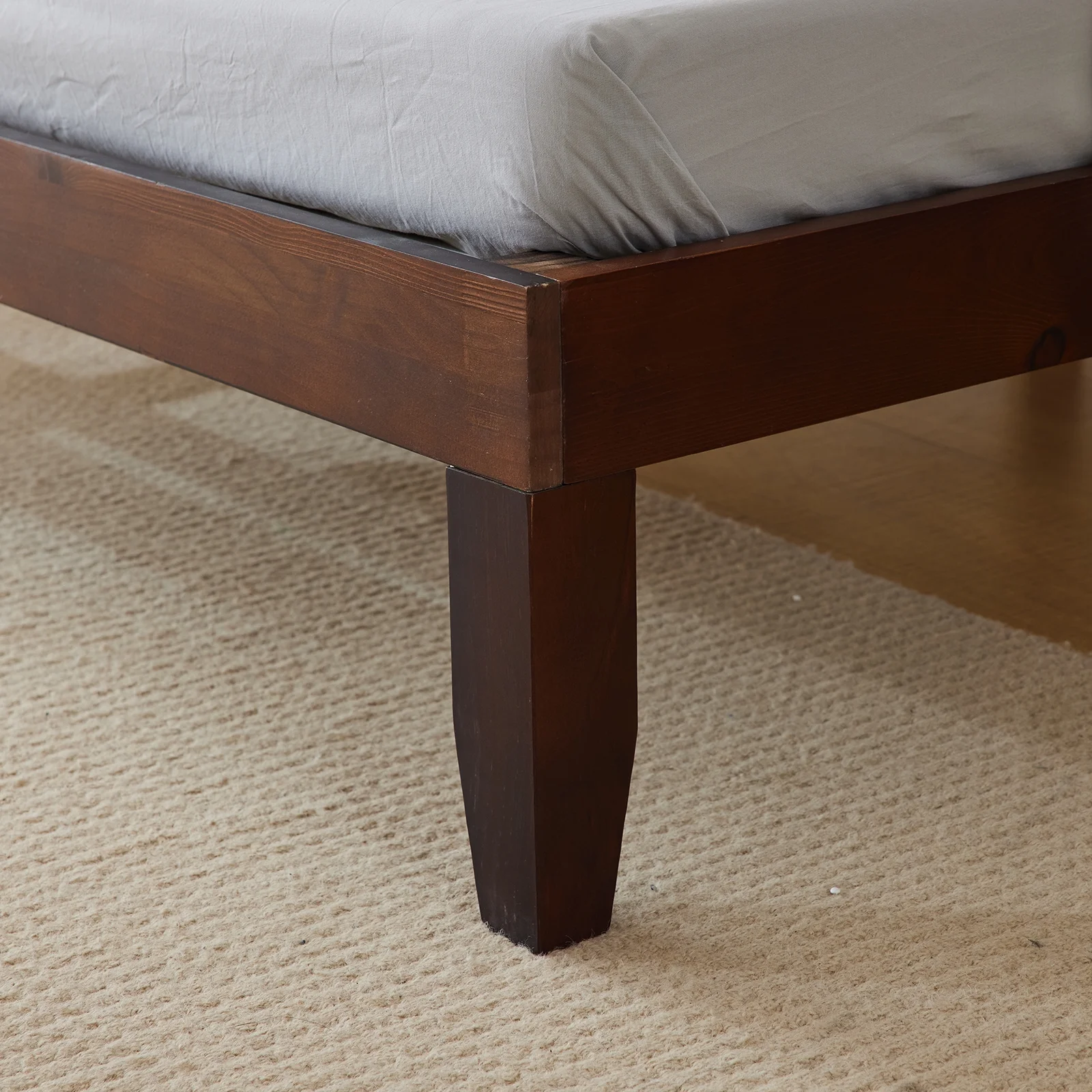 Einzelbettgestell aus Holz, braun lackiert – robustes und schlichtes Design. 197,2 x 96,5 x 30,5 cm – ideal fürs Kinderzimmer.