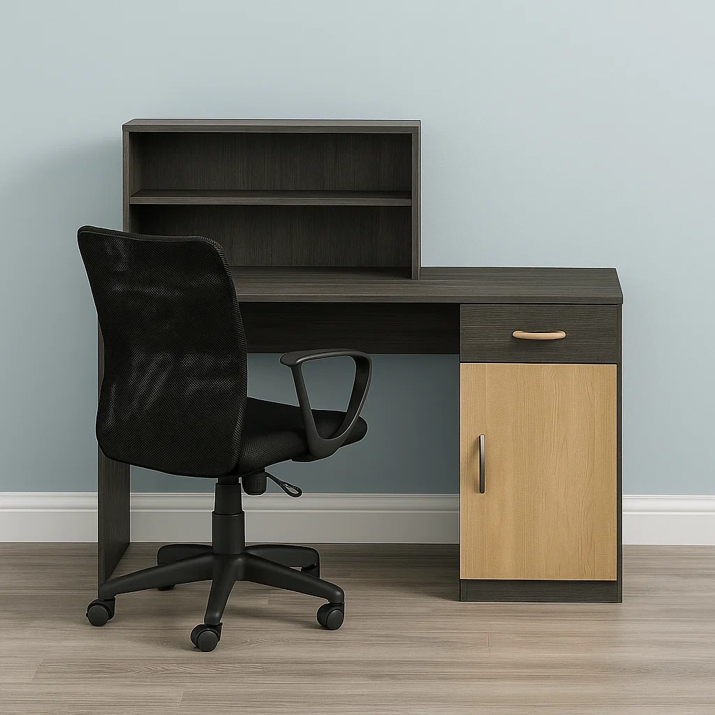 Bureau d'ordinateur en bois avec étagère supérieure et armoire, gris foncé et bois clair, 150 x 60 x 75 cm, chaise de bureau noire incluse - Dlz1VJvkxRIN