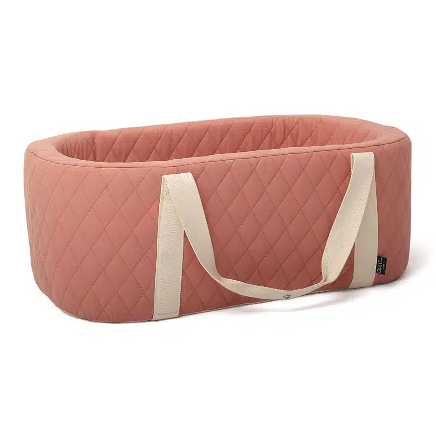 KUKO Charlie Crane Babykorb (Modelljahr 2025) – Tragbar mit Tragegriffen | Optional als Babybett verwendbarer Ständer aus Naturholz | Bio-Baumwolle und hochwertiger Schaumstoff | Für Neugeborene bis zum Sitzen oder Krabbeln | Ständer und Zubehör nich