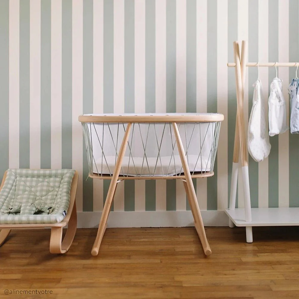 KUMI Babybett von Charlie Crane (Modelljahr 2025) – innovativ, transparent, rund, gemütlich, offener Raum, sanftes Schaukeln, farbige Kordeln, einfache Montage, langlebige Materialien, zertifiziert