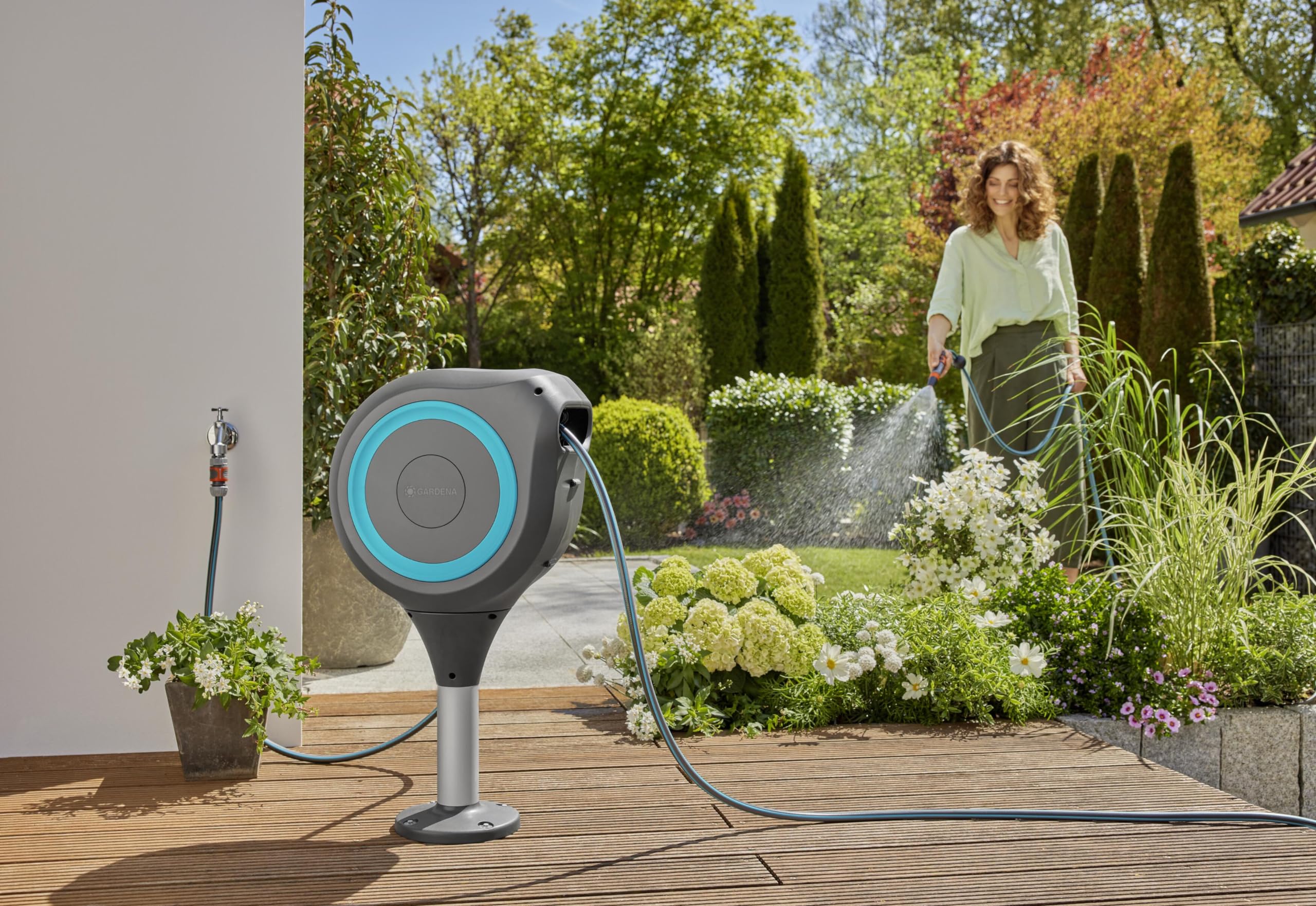 Gardena RollUp M Gartenschlauchbox (Modelljahr 2025): Wetterfeste Box mit Aufrollmechanismus und 20 m Schlauch. Bewässerung mittelgroßer Gärten mit Terrasse. Automatischer Rücklauf. Türkis (18615-20)