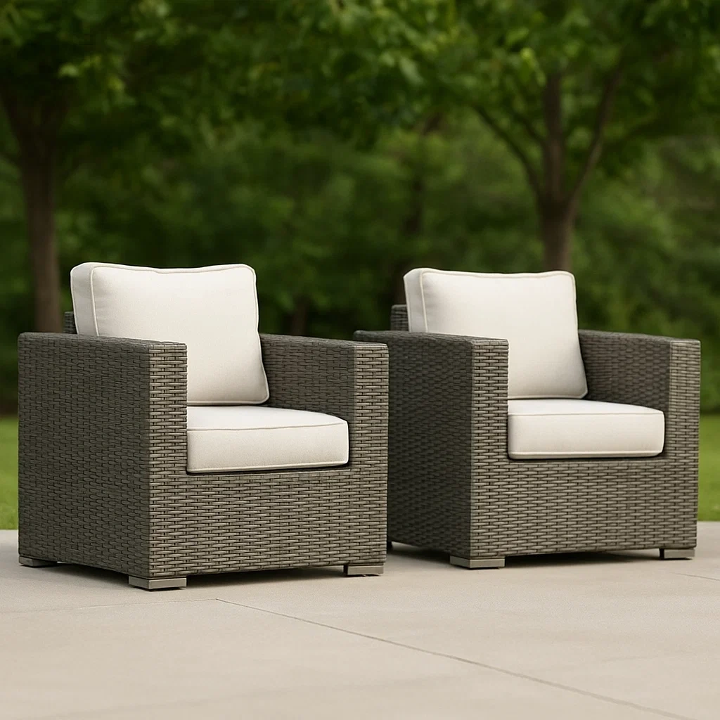 Chaise d'extérieur grise, structure en rotin et bois avec coussins en tissu, jardin, 84 x 84 x 66 cm