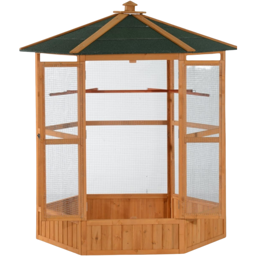 Großer sechseckiger Holzsteg im Freien mit überdachtem Dach